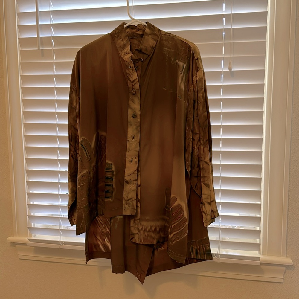 Silk blouse slit back